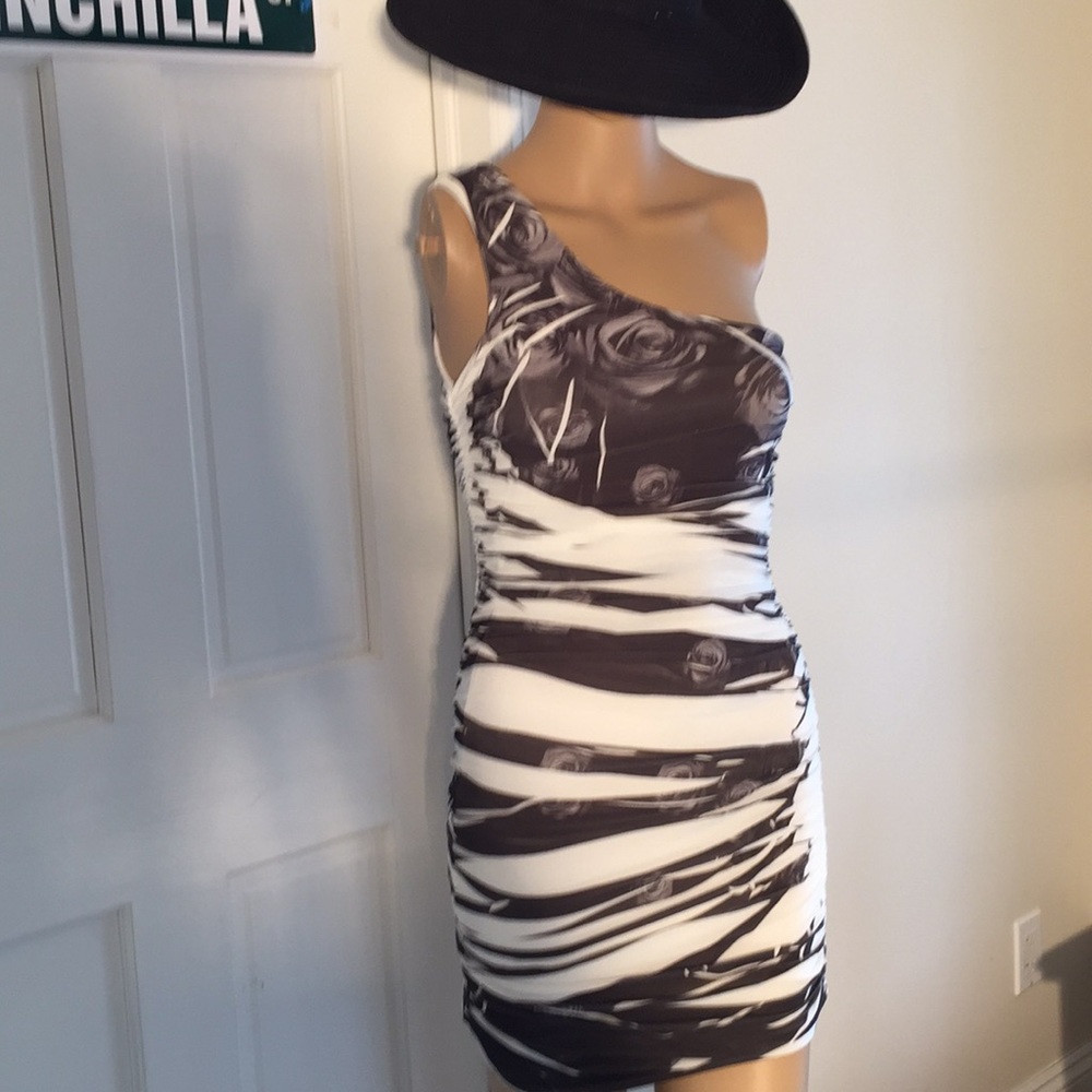 Fun dress shows off your shoulder and  curves!!